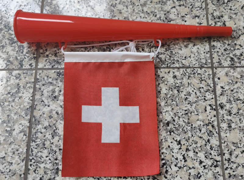 Schweiz Trompete mit Flagge Fan Tröte Hopp Schwiiz Artikel Accessoire  Fussball Hockey Eishockey WM EM Fanartikel Public Viewing Switzerland  Suisse Svizzera, Sport & Freizeit